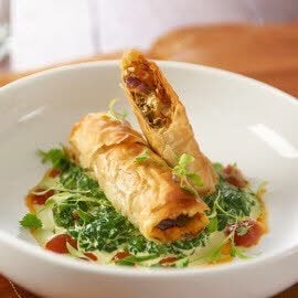 Rollos de pasta filo crujientes rellenos de verduras asadas Rollos de pasta filo crujientes rellenos de verduras asadas